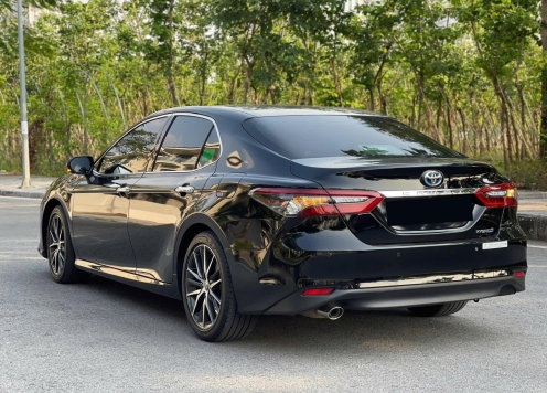 Bất ngờ với mức giá rao bán Toyota Camry hybrid 2024 sau khi vừa lăn bánh 5.500km