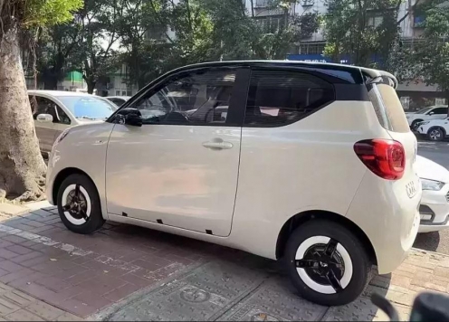 Wuling Hongguang Mini EV lộ diện với phiên bản 5 cửa mở rộng trên đường phố