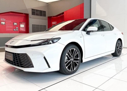 Mục sở thị Toyota Camry 2024 bản tiêu chuẩn đã xuất hiện tại đại lý