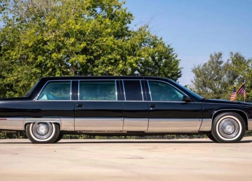 Xe limousine bọc thép của Cựu Tổng Thống Bill Clinton chuẩn bị đấu giá