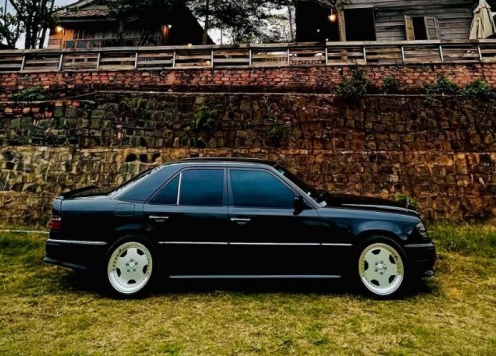 Hồi sinh ngoạn mục Mercedes-Benz E-Class 1993 từ bãi phế liệu