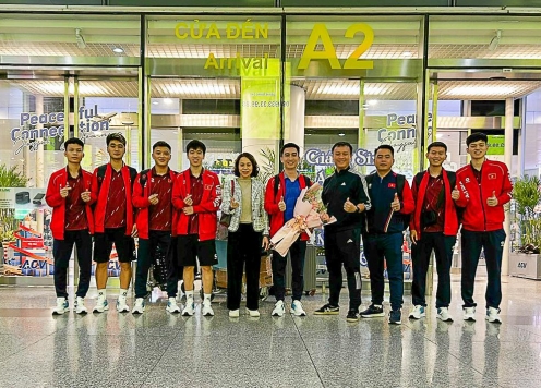 Tuyển Việt Nam chia 2 nhóm về nước sau SEA Games