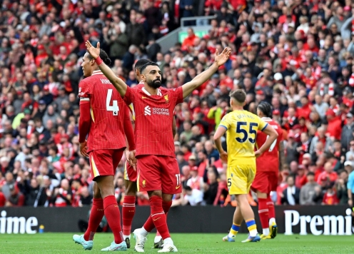 Salah tỏa sáng, Liverpool thoát thua trong ngày nâng cúp