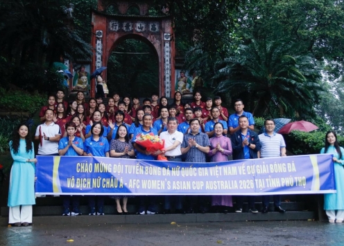 ĐT nữ Việt Nam dâng hương tưởng niệm các Vua Hùng