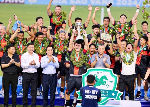 Chủ tịch VFF chúc mừng đội Hoàng Đức thăng hạng V-League