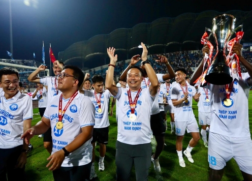 HLV Nam Định nói gì trong ngày chính thức nâng cúp V-League?