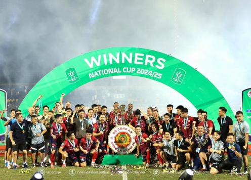 Chủ tịch VFF chúc mừng CAHN vô địch Cúp quốc gia 2024/25