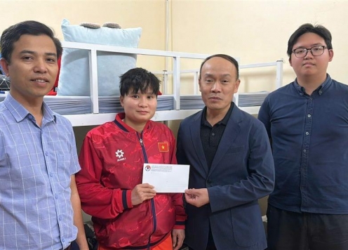 Lãnh đạo LĐBĐ Việt Nam thăm 2 cầu thủ lỡ hẹn SEA Games
