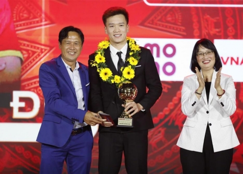 CĐV Thái Lan kinh ngạc khi Hoàng Đức giành 3 QBV Việt Nam