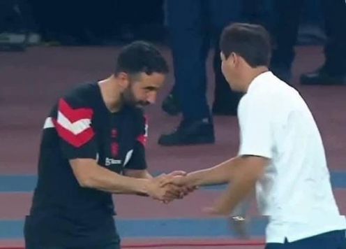 Nhìn Amorim bị sa thải, lại thấy phục HLV Kim Sang Sik