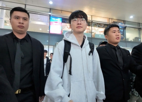 Nhìn cách Faker được chào đón tại Việt Nam, fan Hàn không khỏi chạnh lòng vì một điều