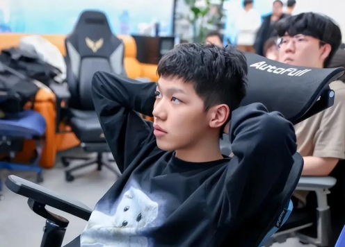 Tuyển thủ BLG lần đầu lên tiếng về lùm xùm 'ăn chơi nhạy cảm' hậu CKTG