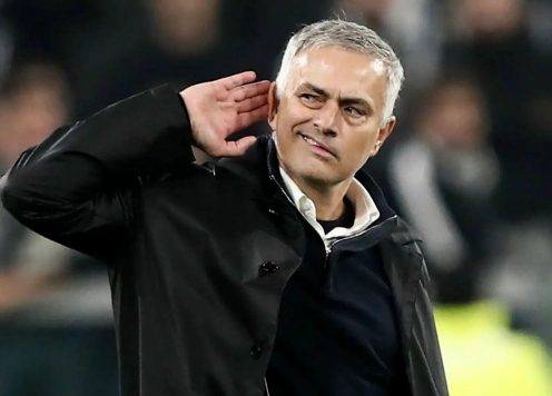 Học trò đi muộn 2 lần trong một ngày, Mourinho tặng ngay đồng hồ