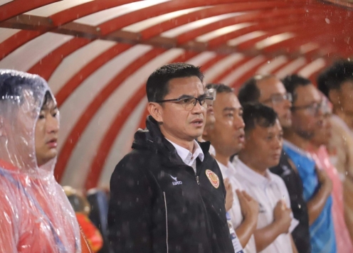 Hậu vệ ĐT Việt Nam có hành động ấm lòng với HLV Kiatisak