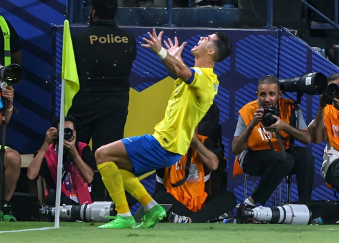 Vừa mất cúp, Ronaldo nhận ngay tin sét đánh từ 'đàn em' Messi