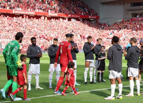 Sao trẻ Arsenal tỏ thái độ bất thường khi chào đón Liverpool