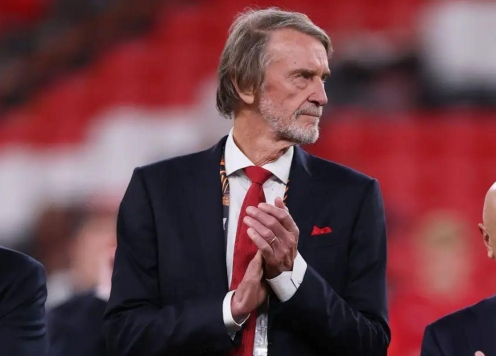 Sir Jim nhận cảnh báo tại Manchester United
