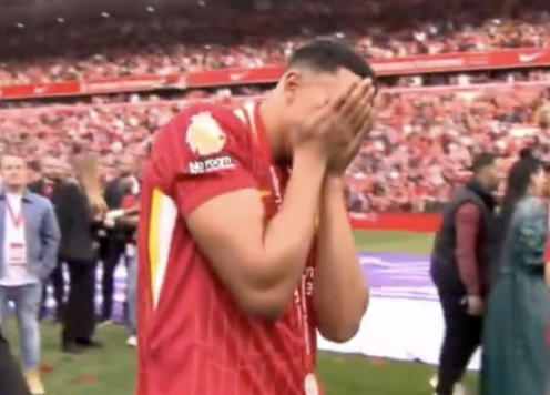 Alexander-Arnold bật khóc khi nâng cúp Premier League