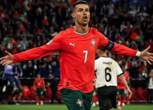 Ronaldo được hàng ngàn CĐV Đức đứng dậy vỗ tay