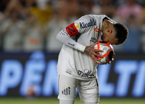 Neymar ghi bàn ngày trở lại khiến trận đấu hỗn loạn