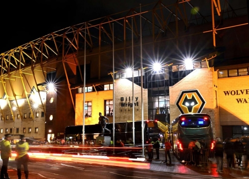 Lí do sân nhà của đối thủ MU vắng khán giả