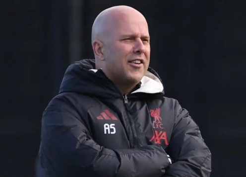 Arne Slot nhận thêm đòn giáng mạnh sau vụ Salah nổi loạn