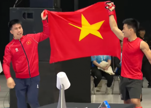 Ngọc Lượng giành HCV MMA, ôm Văn Nam an ủi sau trận thua tranh cãi tại SEA Games 33
