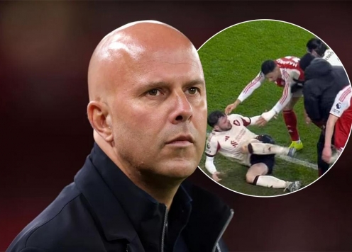 HLV Slot nói về hành vi xấu của Martinelli: 'Cậu ấy là người tốt'