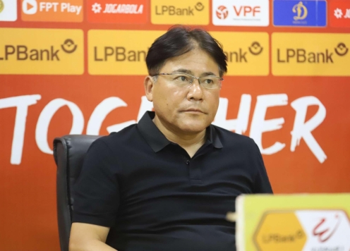 HLV Hà Nội FC bất bình vì trọng tài V-League quên luật