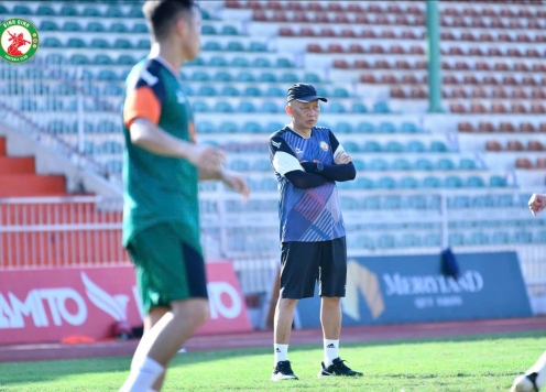 HLV Bùi Đoàn Quang Huy nhập viện ngay trước trận đấu