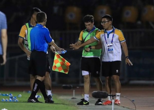 Trọng tài V-League gây tranh cãi lớn vì quên luật