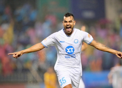 Thắng nghẹt thở SLNA, Nam Định 99% vô địch V-League