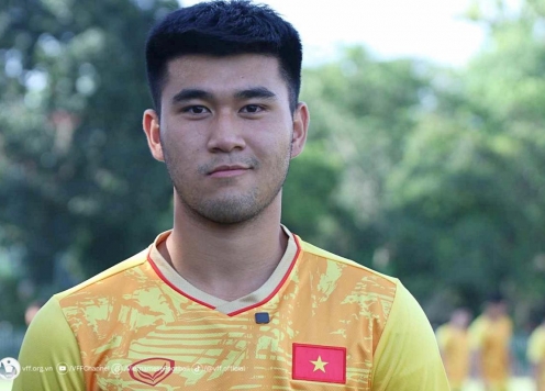 Cầu thủ U23 Việt Nam bất tỉnh sau pha va chạm mạnh trên sân