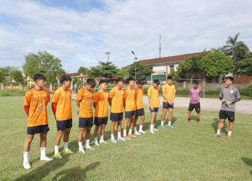 'Ngựa ô' V-League đôn 9 cầu thủ trẻ lên tập luyện