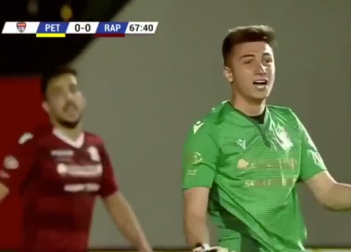 Thủ môn bị đuổi khỏi sân sau 2 lần cản phá penalty thành công