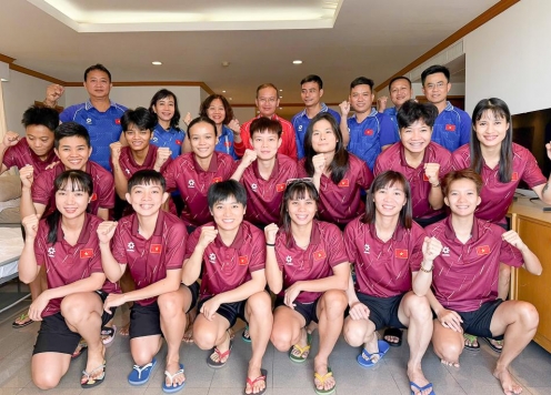 Trưởng đoàn Thể thao Việt Nam tiếp sức cho tuyển futsal nữ sau trận thắng Indonesia