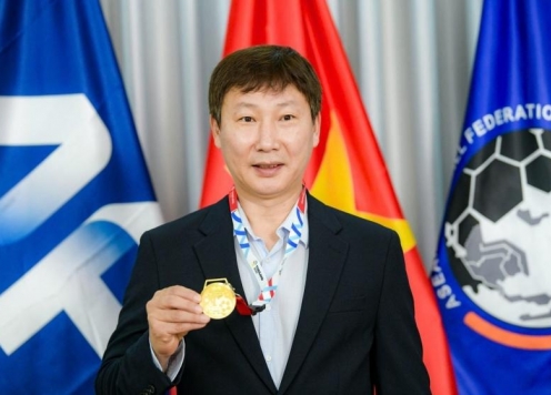 Báo Hàn Quốc nói điều bất ngờ khi HLV Kim Sang Sik nhận HCV