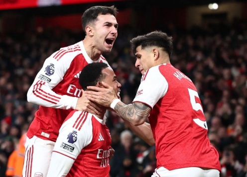 CĐV Arsenal đồng loạt phẫn nộ vì pha 'chơi xấu nội bộ'