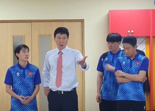 VIDEO: HLV Kim Sang Sik chia sẻ với với các cầu thủ trong phòng thay đồ