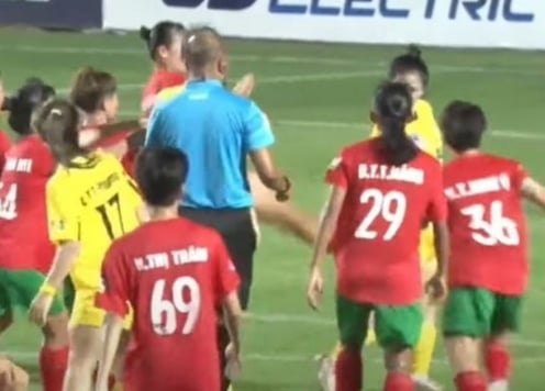 Cầu thủ nữ Việt Nam ẩu đả trong trận cầu có 3 thẻ đỏ