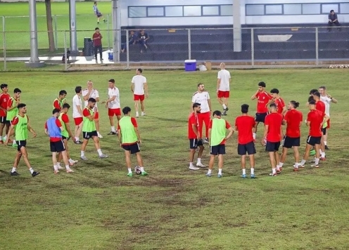 Indonesia bị đối thủ phàn nàn vì cho tập sân xấu