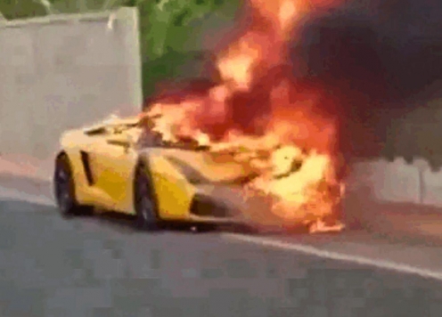 Cả giận mất khôn, nhân viên đại lý châm lửa đốt siêu xe Lamborghini