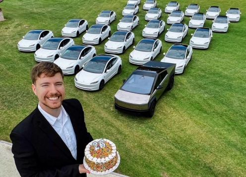 Mừng sinh nhật, YouTuber nổi tiếng thế giới tặng miễn phí ô tô điện Tesla cho người xem