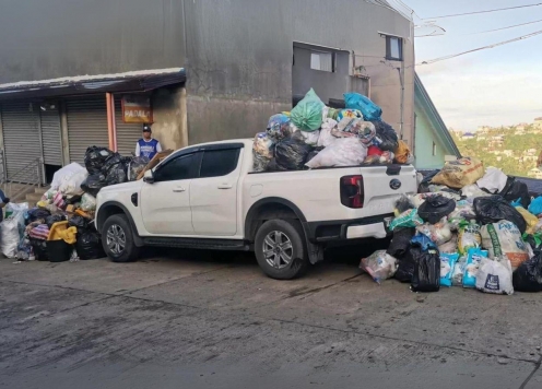 Bán tải Ford Ranger bỗng trở thành ‘xe rác’ vì đỗ không đúng nơi quy định