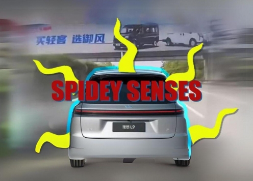 Hi hữu: SUV Trung Quốc gây tai nạn vì bị biển quảng cáo 'đánh lừa'