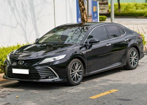 Toyota Camry lăn bánh 2 năm trượt giá khó tin trên sàn xe cũ