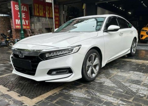 Honda Accord 2022 chạy ‘lướt’ 2 năm tại Việt Nam rao bán giá khó tin