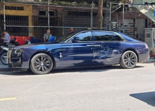 Hà Nội: Xe siêu sang Rolls-Royce Ghost đời mới giá hơn 30 tỷ đồng móp cửa sau tai nạn