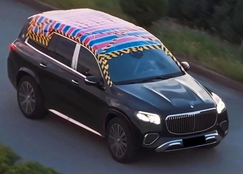 Trend lạ tại Trung Quốc: Chủ xe sang Maybach dán bạt lên nóc xe