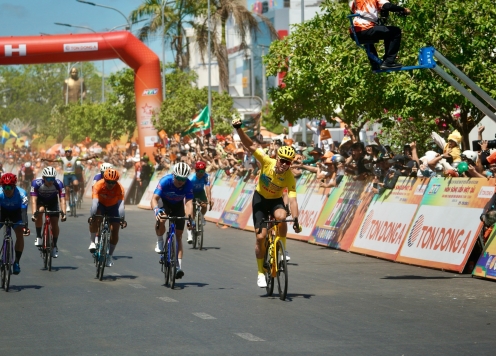 Petr Rikunov cùng đội Tập đoàn Lộc Trời An Giang ăn mừng chiến thắng tưng bừng trên sân nhà tại chặng 23 giải đua xe đạp Cúp Truyền hình HTV 2024